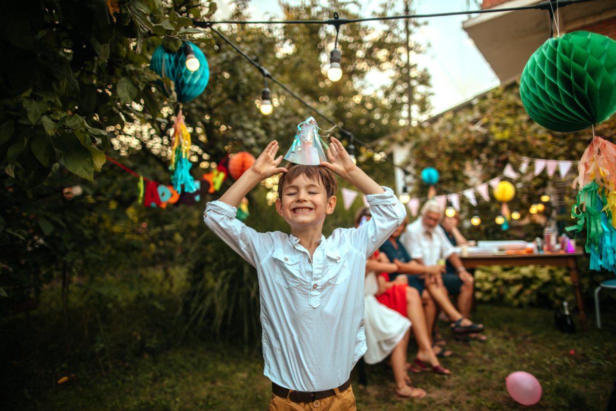 Jeune garcon souriant à une fête