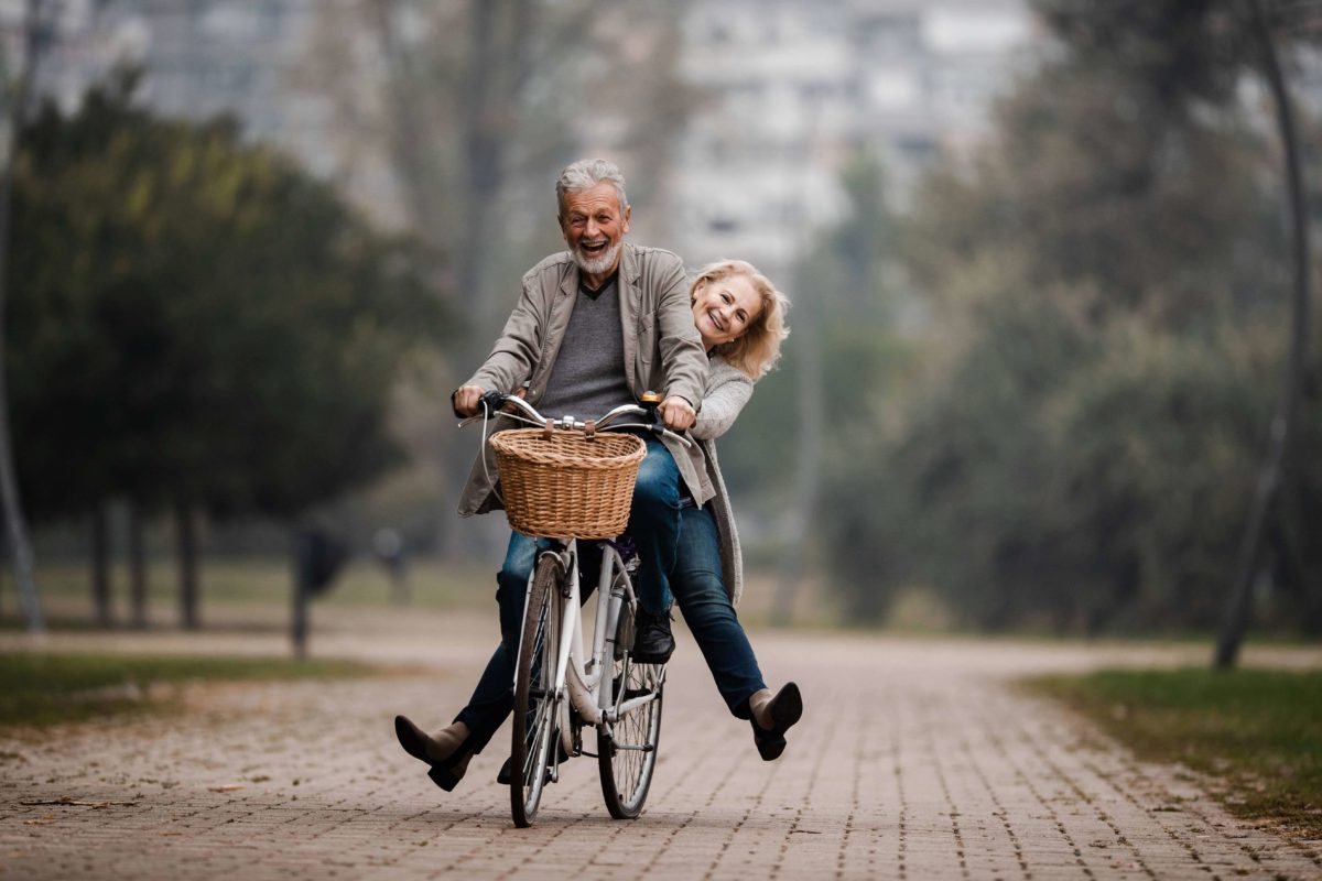 Couple de personnes âgées sur un vélo