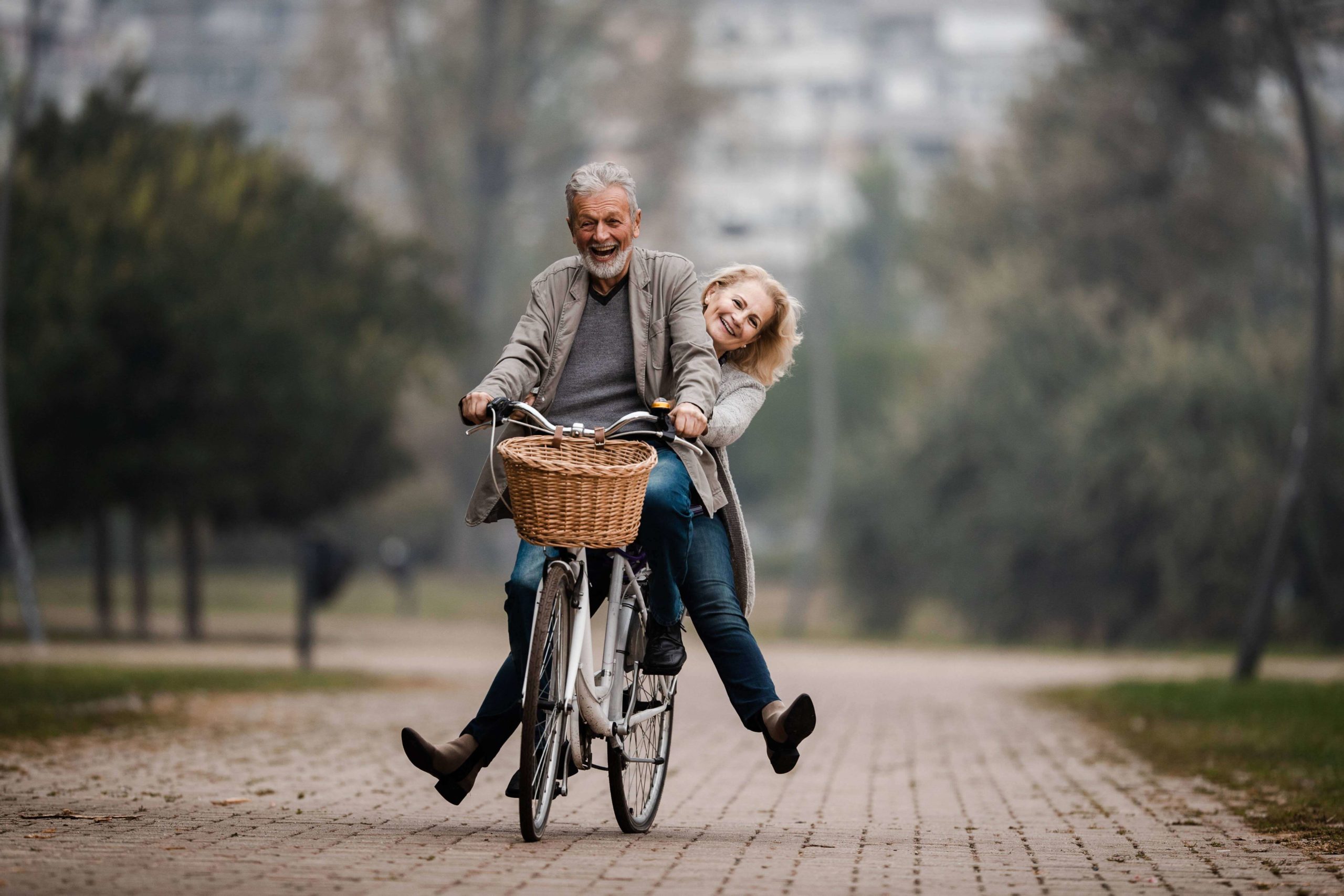 Couple de personnes âgées sur un vélo