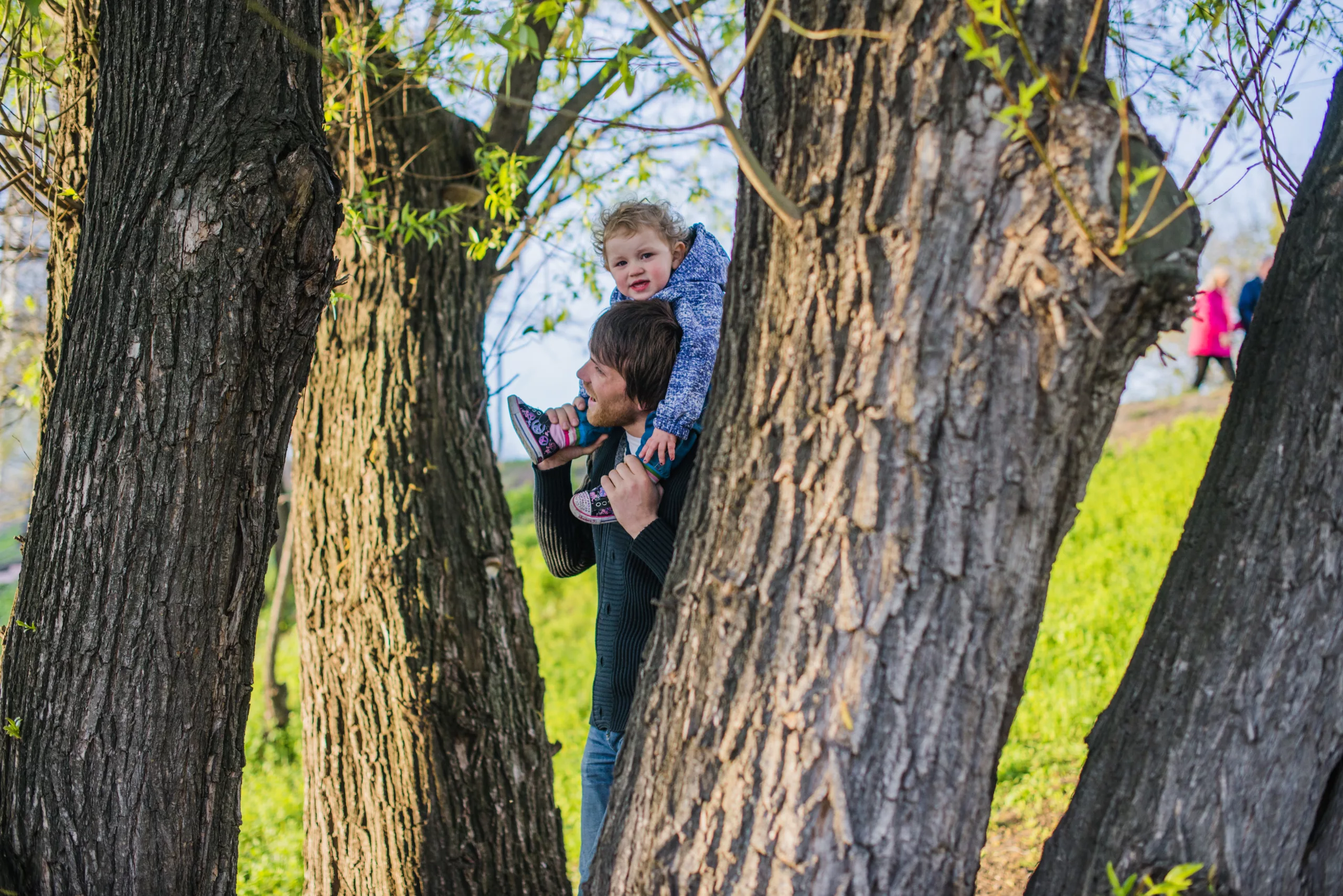 Père et son enfant au milieu des arbres