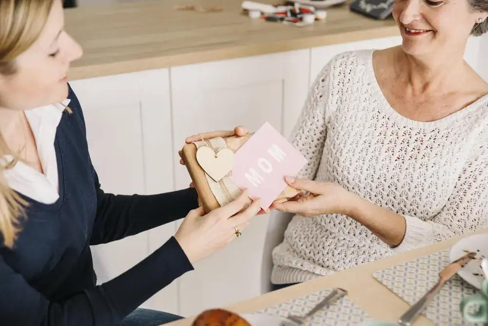 fille offre cadeau pour la fête des mères